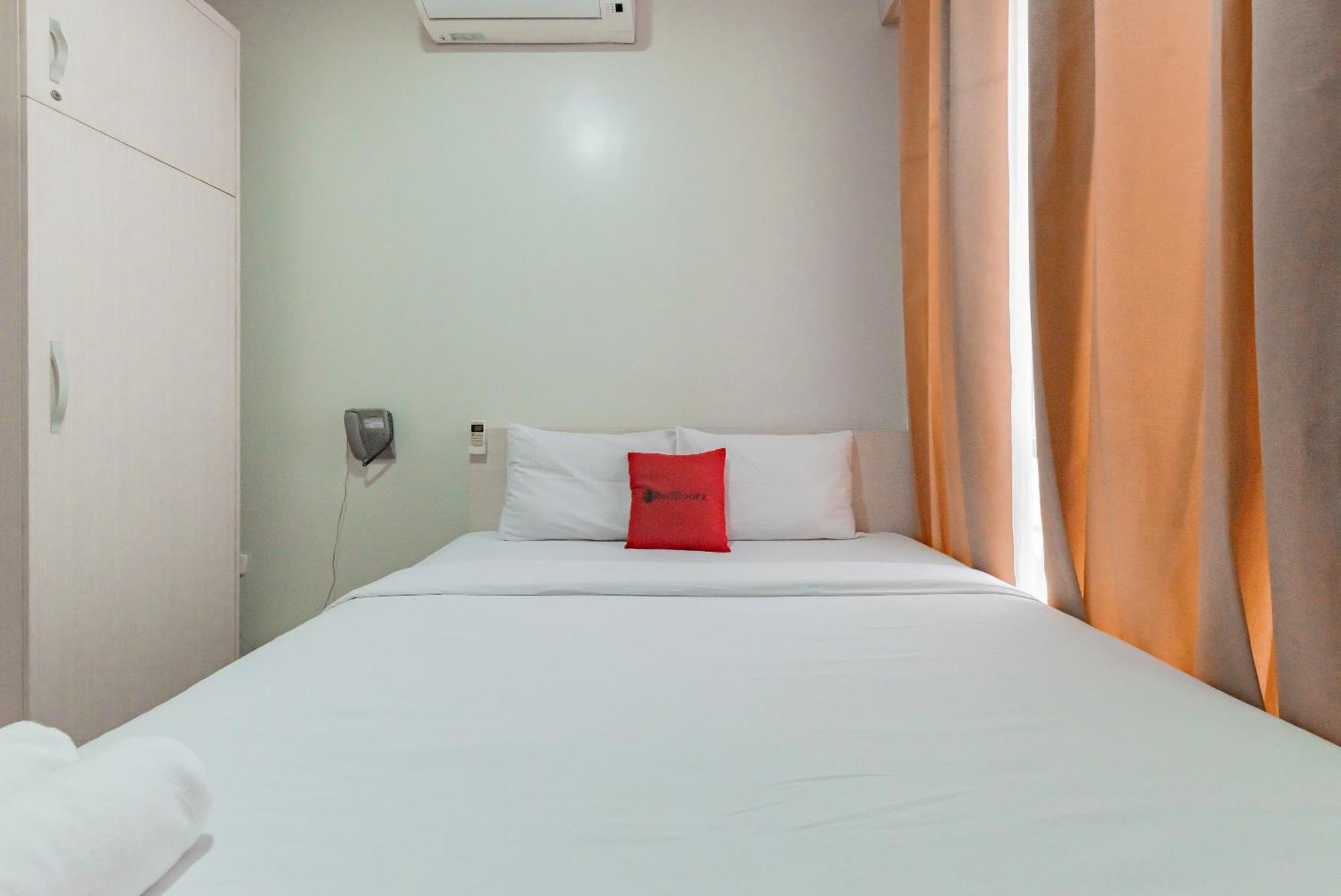 Hotel RedDoorz near Pasar Baru Bandung Exterior foto