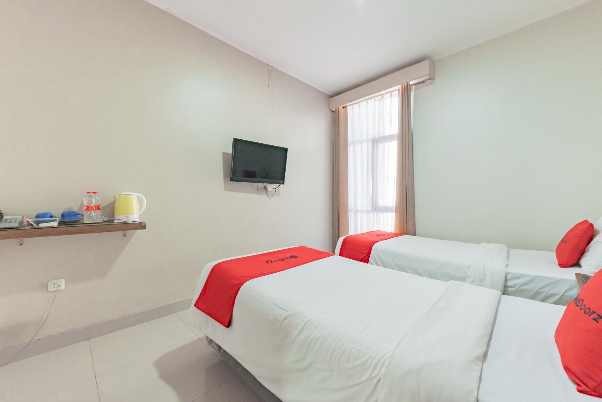 Hotel RedDoorz near Pasar Baru Bandung Exterior foto