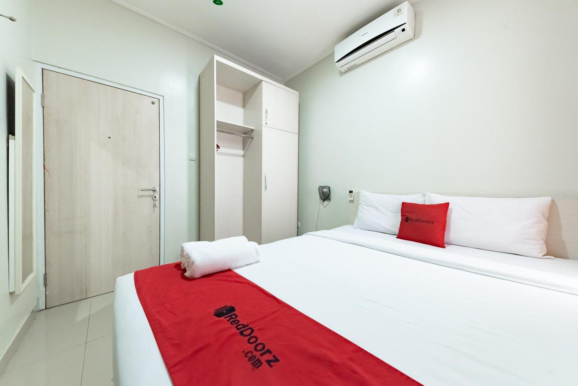 Hotel RedDoorz near Pasar Baru Bandung Exterior foto