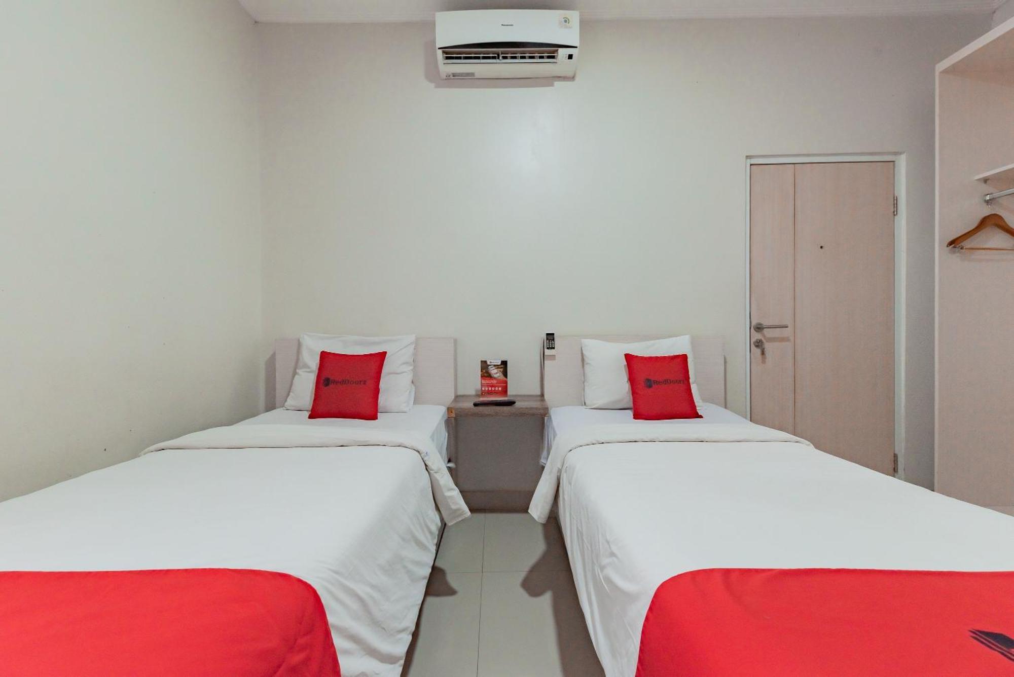 Hotel RedDoorz near Pasar Baru Bandung Exterior foto