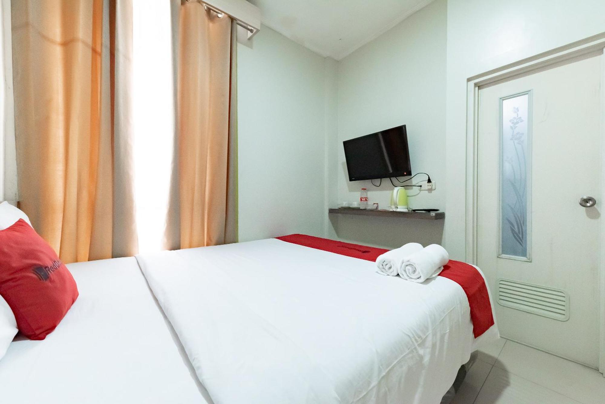 Hotel RedDoorz near Pasar Baru Bandung Exterior foto